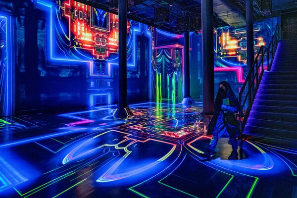 Посетители на выставке иммерсивных аудиовизуальных инсталляций Джулиуса Хорстуиса в ARTECHOUSE NYC в Нью-Йорке, США - Sputnik Абхазия