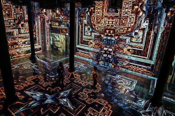 Посетители на выставке иммерсивных аудиовизуальных инсталляций Джулиуса Хорстуиса в ARTECHOUSE NYC в Нью-Йорке, США - Sputnik Абхазия