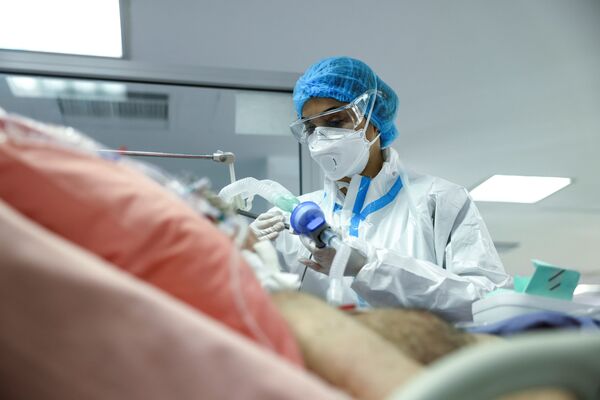 Медсестра у пациента в отделении интенсивной терапии в больнице в Афинах, Греция  - Sputnik Абхазия