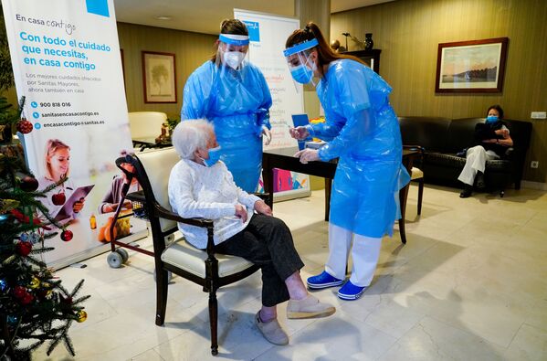Сотрудницы дома престарелых с пациенткой перед вакцинацией в Мадриде, Испания - Sputnik Абхазия