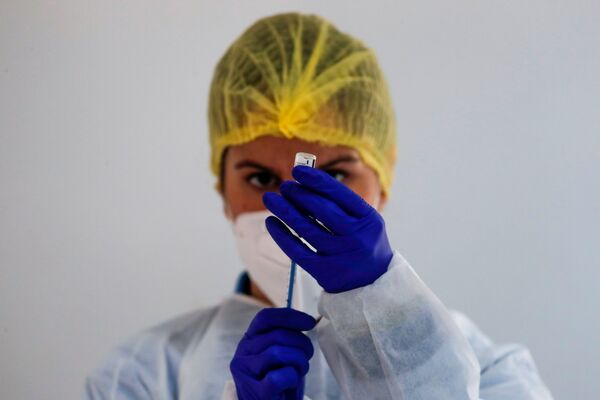 Медицинский работник готовит дозу вакцины Pfizer-BioNTech во время массовой вакцинации в Ронде, Испания - Sputnik Абхазия