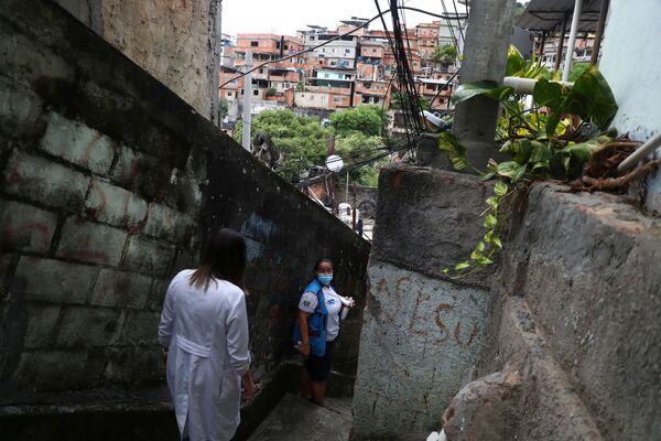 Медицинские работники делают прививки от коронавируса в трущобах Рио-де-Жанейро, Бразилия - Sputnik Абхазия