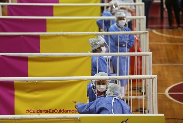 Медицинские работники во время вакцинации российской вакциной Sputnik V на стадионе Ривер Плейт в Буэнос-Айресе, Аргентина - Sputnik Абхазия