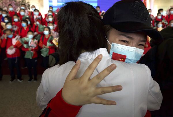 Медицинский работник из китайской провинции Цзилинь прощается с коллегами в международном аэропорту Тяньхэ в Ухане, Китай - Sputnik Абхазия