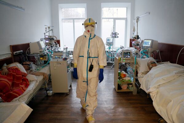 Врач в палате киевской больницы, Украина - Sputnik Абхазия