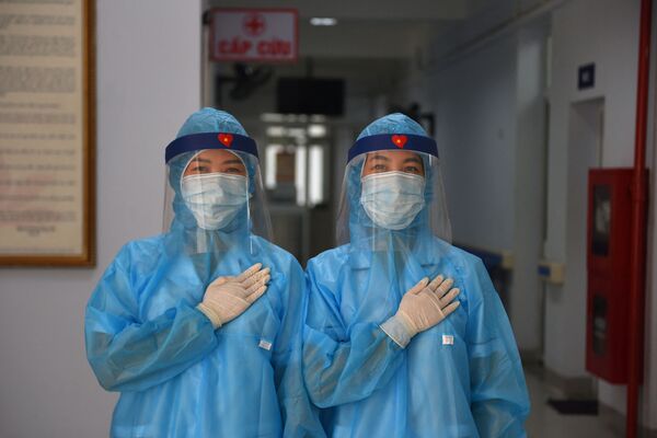 Медицинские работники в защитной одежде во временном центре тестирования коронавируса в Ханое, Вьетнам - Sputnik Абхазия
