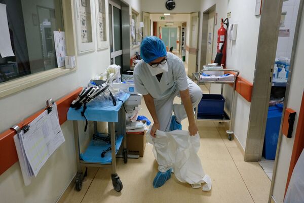 Медсестра перед посещением палаты с больными коронавирусом пациентами в больнице в Лиссабоне, Португалия - Sputnik Абхазия