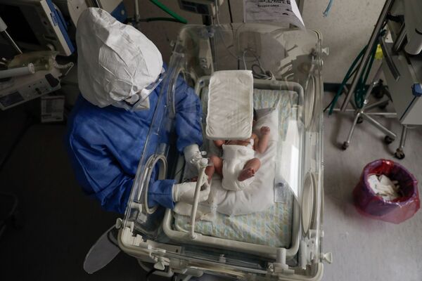 Медсестра с зараженным коронавирусом новорожденным в роддоме в Толуке, Мексика - Sputnik Абхазия
