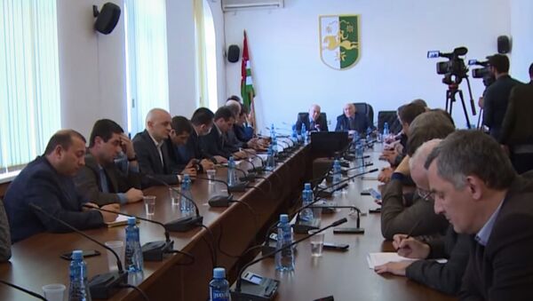 Президент Абхазии на обсуждении текущих вопросов с депутатами Парламента - Sputnik Абхазия