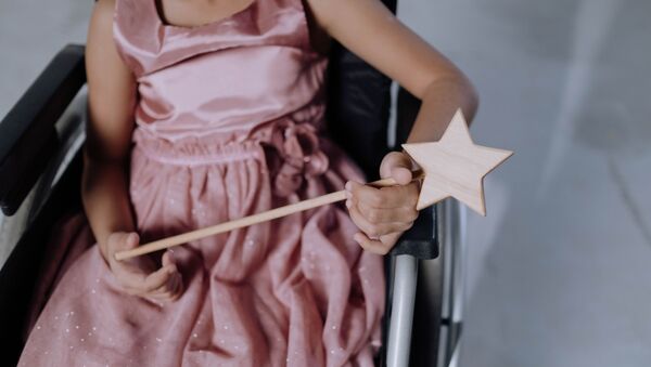 Ребенок на инвалидной  коляске  - Sputnik Абхазия