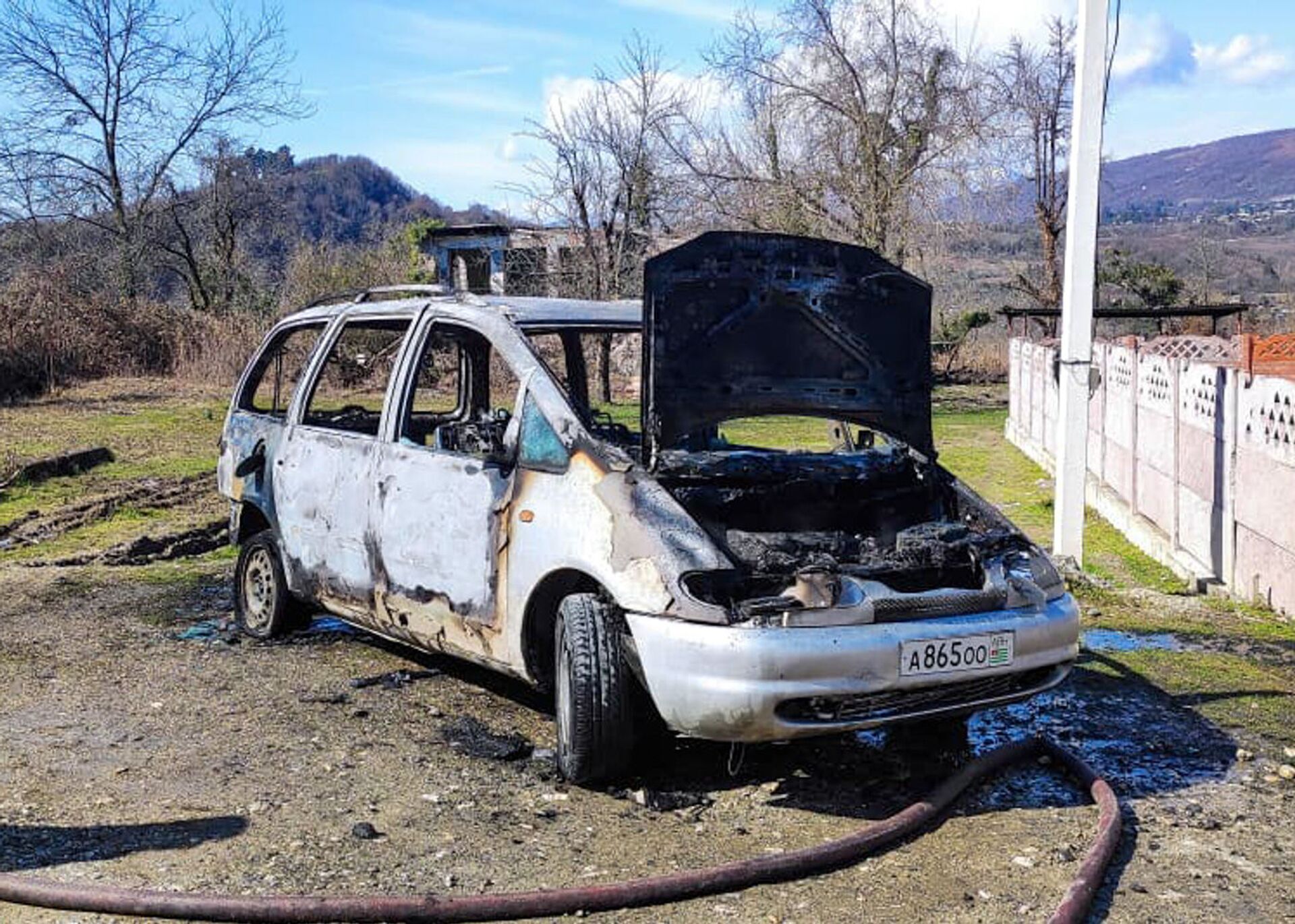 Сгорел автомобиль, предположительно, грабителей банка в Сухуме - Sputnik Абхазия, 1920, 10.03.2021