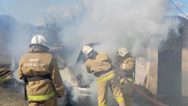 Автомобиль Ford Galaxy загорелся днем в городе Сухум  - Sputnik Абхазия