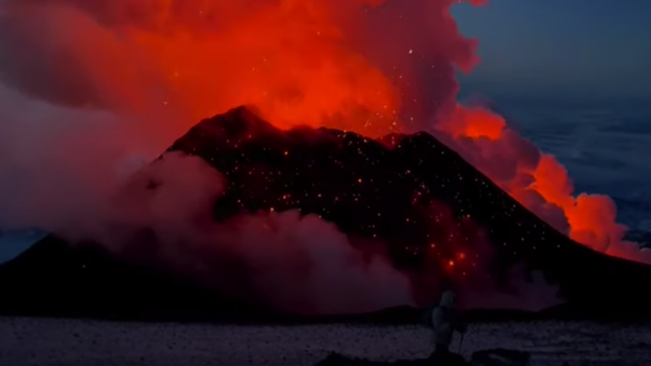 Извержение самого крупного вулкана. Извержение самого крупного вулкана. Извержение вулкана кракатау в индонезии. Извергающийся вулкан исландии 2022. Извержение вулкана кракатау в индонезии в 1883 году.