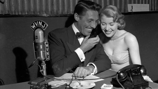Французский певец Жан Саблон разговаривает по телефону со слушателями, 1949 год  - Sputnik Абхазия