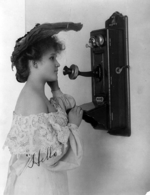 Девушка во время разговора по телефону, 1905 год  - Sputnik Абхазия