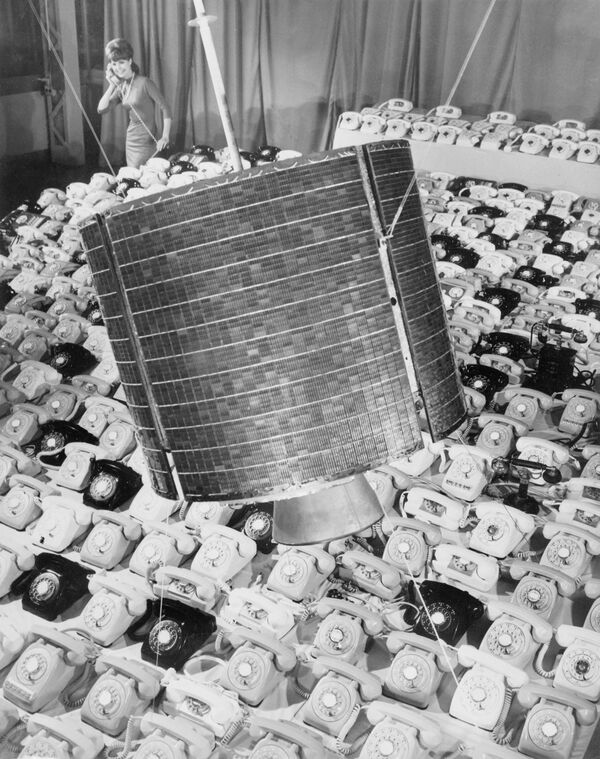 Американский спутник Интелсат-1 над телефонными аппаратами, 1965 год  - Sputnik Абхазия