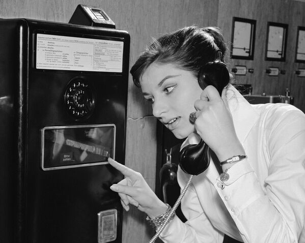 Немецкая девушка во время использования телефона с междугородной связью, 1957 год  - Sputnik Абхазия