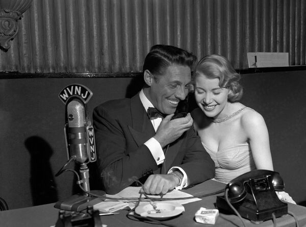 Французский певец Жан Саблон разговаривает по телефону со слушателями, 1949 год  - Sputnik Абхазия