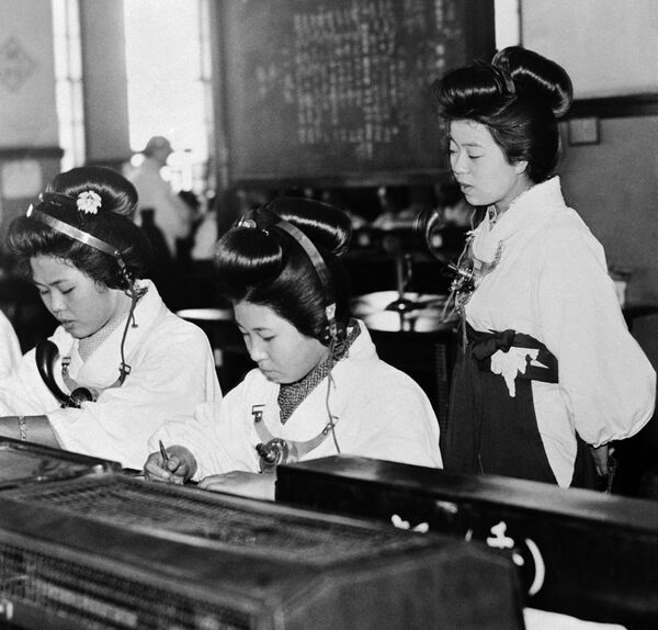 Японские девушки в здании Центральной телефонной станции в Токио, 1937 год  - Sputnik Абхазия