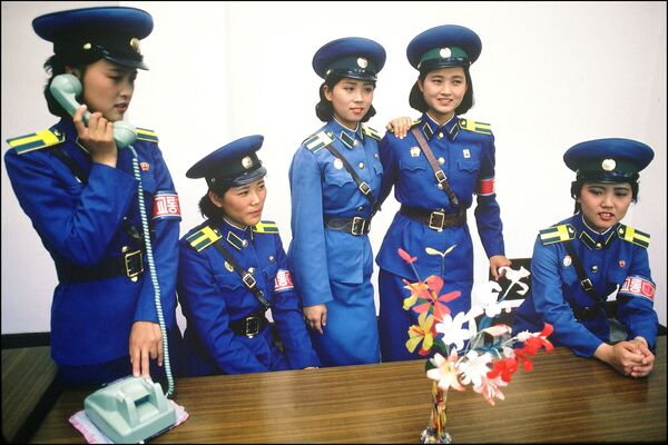 Девушки-полицейские с телефоном в Пхеньяне, 1991 год  - Sputnik Абхазия