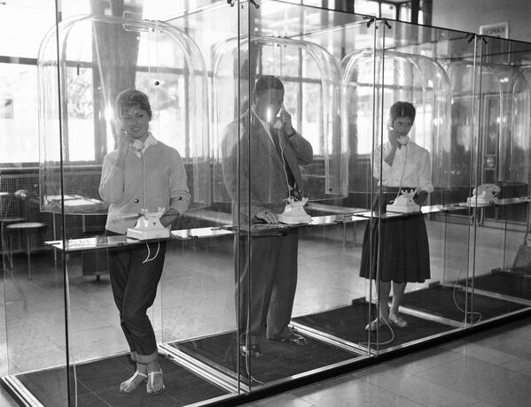 Люди звонят в прозрачных телефонных будках в Германии, 1959 год  - Sputnik Абхазия