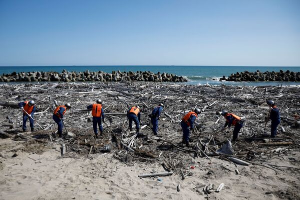 Пожарные ищут останки без вести пропавших жертв землетрясения 2011 года в Японии  - Sputnik Абхазия