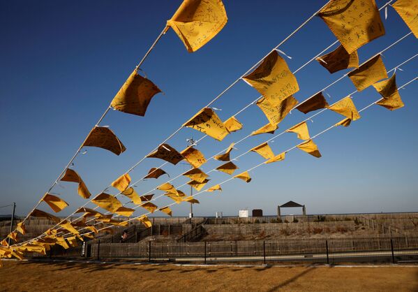 Желтые салфетки с пожеланиями пострадавшим в результате землетрясения 2011 года в Японии  - Sputnik Абхазия