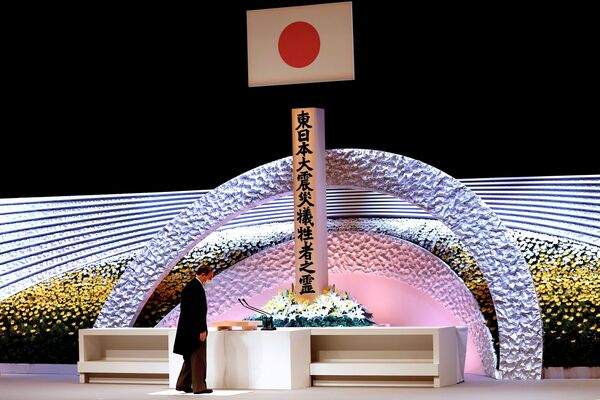 Премьер-министр Японии Есихидэ Суга на церемонии в память о жертвах землетрясения 2011 года  - Sputnik Абхазия