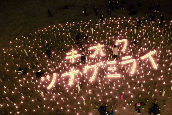 Зажженые свечи  в память о жертвах землетрясения 2011 года в префектуре Фукусима  - Sputnik Абхазия