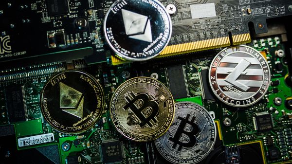 Сувенирные монеты с логотипами криптовалют Bitcoin, Litecoin и Ethereum. - Sputnik Абхазия