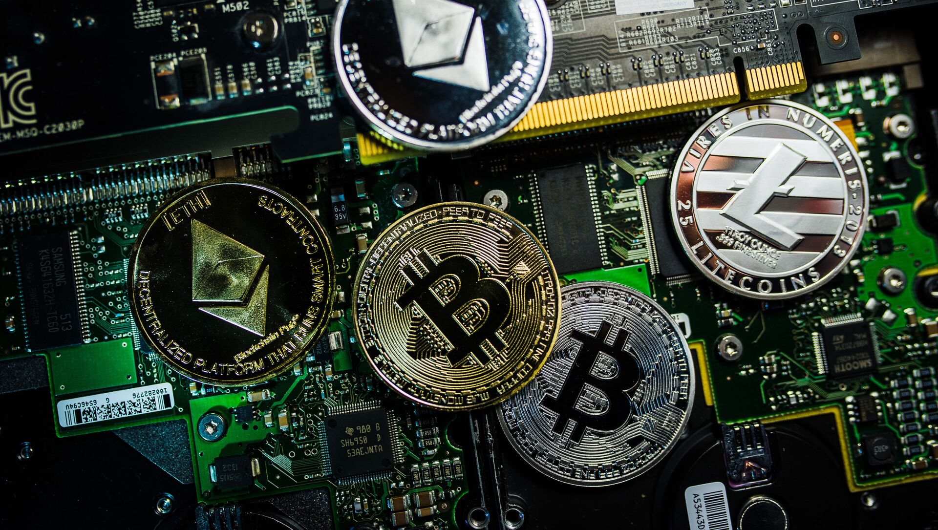 Сувенирные монеты с логотипами криптовалют Bitcoin, Litecoin и Ethereum. - Sputnik Абхазия, 1920, 19.05.2021