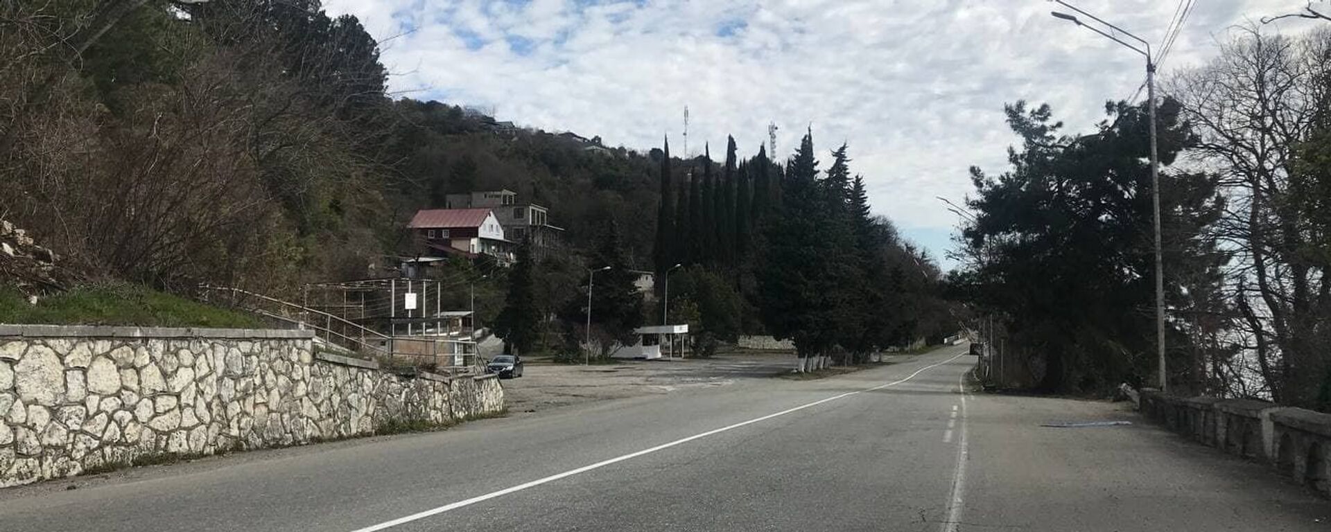 Пост ГАИ Холодная речка в Гагре  - Sputnik Абхазия, 1920, 08.03.2025