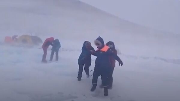 Сотрудники МЧС спасают группу туристов, попавших в метель на Байкале - Sputnik Абхазия
