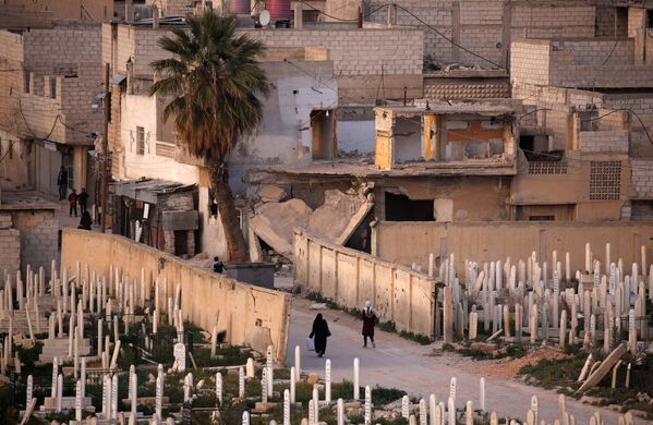 Люди у кладбища в сирийском городе Дума - Sputnik Абхазия