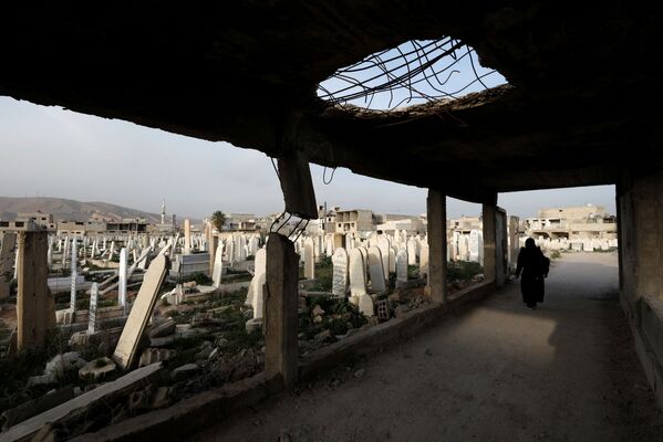 Женщина идет по кладбищу в Думе, пригороде Дамаска, Сирия - Sputnik Абхазия