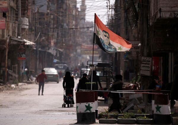 Национальный флаг с изображением президента Башара аль-Асада развевается на КПП в Думе, пригороде Дамаска, Сирия - Sputnik Абхазия