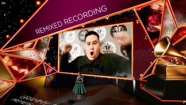 Иманбек Зейкенов принимает награду за лучшую запись ремикса для песни «Roses (Imanbek Remix)» от Люпиты Инфанте на 63-й ежегодной церемонии вручения премии GRAMMY Awards, которая транслировалась 14 марта 2021 года - Sputnik Аҧсны