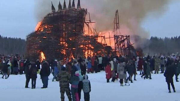 В Никола-Ленивце на Масленицу сожгли замок корона-людоеда - Sputnik Абхазия