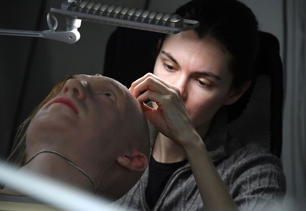 Александра Чегодаева работает с экспериментальным образцом искусственной кожи в лаборатории во Владивостоке - Sputnik Абхазия