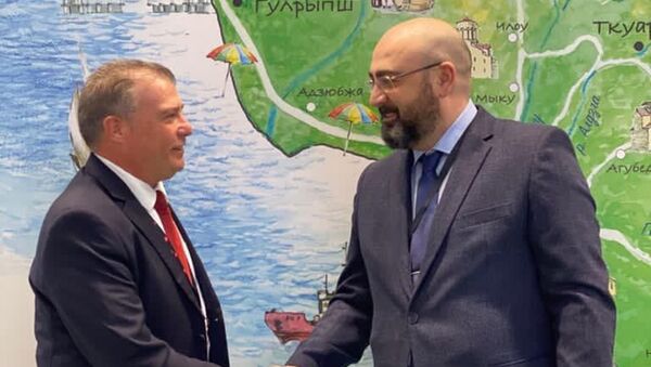 Министр туризма Абхазии Теймураз Хишба встретился в Москве с министром туризма Кубы Хуаном Карлосом Гарсиа Гранадой - Sputnik Аҧсны