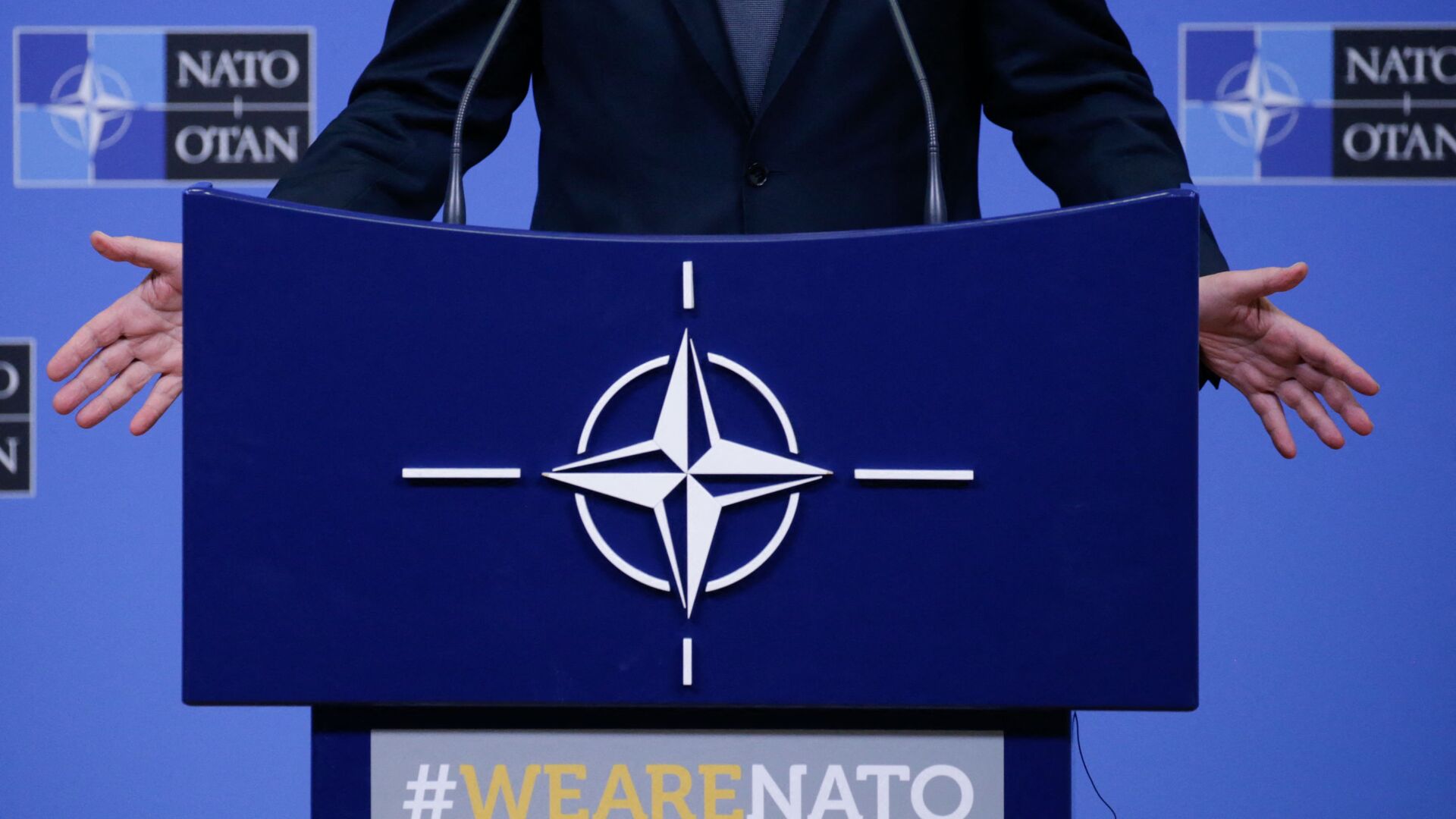 На фотографии изображен логотип НАТО, когда Генеральный секретарь НАТО Йенс Столтенберг проводит пресс-конференцию во время встречи министров обороны НАТО в Брюсселе 13 февраля 2020 г - Sputnik Аҧсны, 1920, 27.12.2021