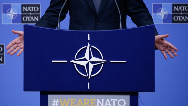 На фотографии изображен логотип НАТО, когда Генеральный секретарь НАТО Йенс Столтенберг проводит пресс-конференцию во время встречи министров обороны НАТО в Брюсселе 13 февраля 2020 г - Sputnik Абхазия