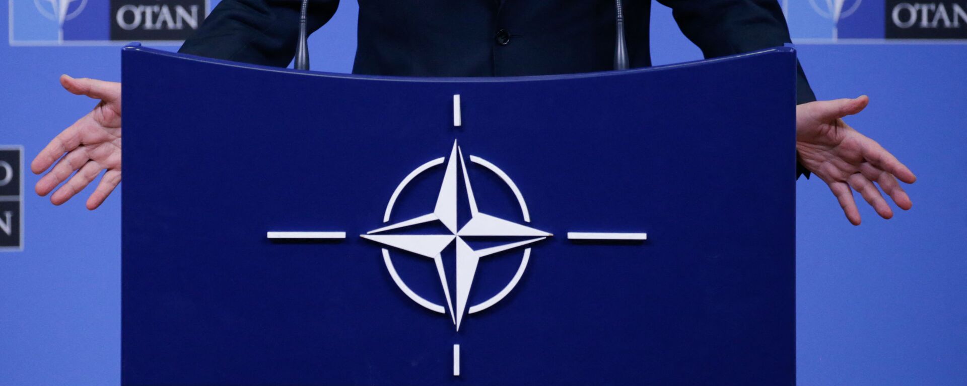 На фотографии изображен логотип НАТО, когда Генеральный секретарь НАТО Йенс Столтенберг проводит пресс-конференцию во время встречи министров обороны НАТО в Брюсселе 13 февраля 2020 г - Sputnik Аҧсны, 1920, 27.12.2021