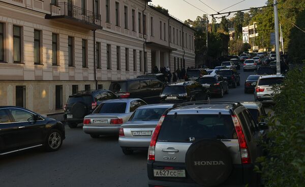 Пробка у здания суда  - Sputnik Абхазия