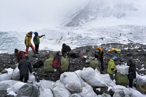 Уборка мусора на северном склоне горы Джомолунгма в Тибетском автономном районе на юго-западе Китая - Sputnik Абхазия