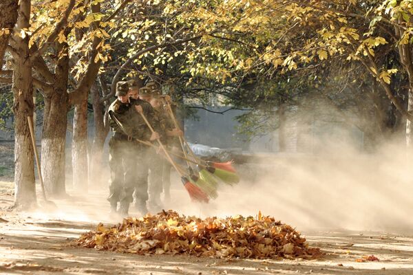 Курсанты подметают осенние листья - Sputnik Абхазия