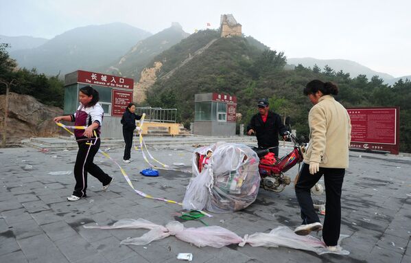 Местные жители убирают мусор после ночного рейва на удаленном участке Великой китайской стены  - Sputnik Абхазия