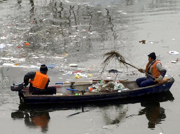 Рабочие убирают мусор, плавающий в канале, в Пекине, Китай - Sputnik Абхазия