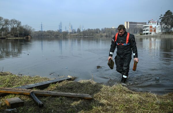 Сотрудник спасательной службы на водных объектах во время очистки дна водоема от мусора в Москве - Sputnik Абхазия