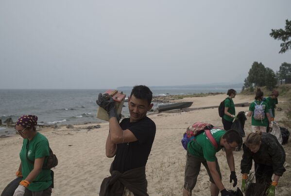 Волонтеры Байкальской береговой службы собирают мусор на берегу озера Байкал. - Sputnik Абхазия